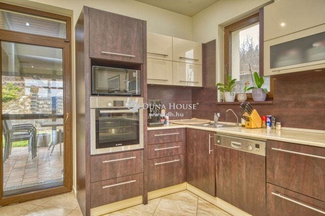 Eladó családi ház, Pilisszentkereszten 299 M Ft, 5 szobás