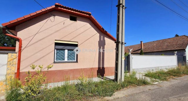 Eladó családi ház, Bátaszéken 35 M Ft, 4 szobás