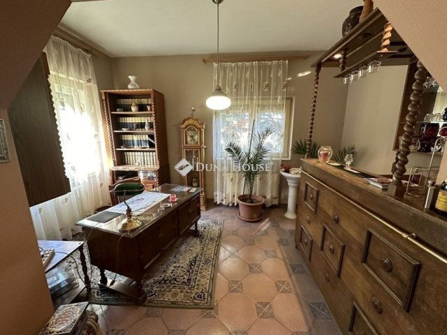 Eladó családi ház, Gödön 113.2 M Ft, 6 szobás