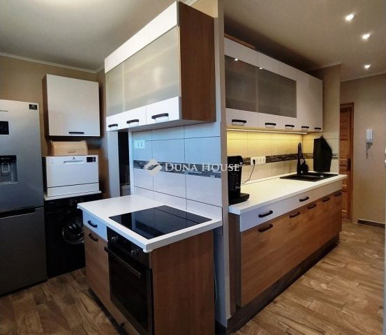 Eladó panellakás, Székesfehérvárott 62.9 M Ft, 4 szobás