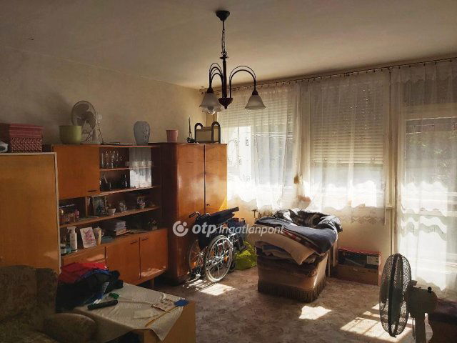 Eladó panellakás, Békéscsabán 24 M Ft, 2 szobás