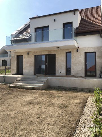 Eladó ikerház, Balatonfüreden 199 M Ft, 5 szobás