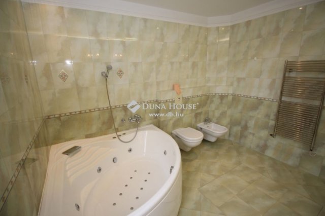 Eladó családi ház, Kecskeméten 248 M Ft, 6 szobás