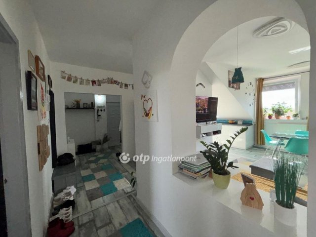 Eladó téglalakás, Békéscsabán 54.5 M Ft, 3+2 szobás