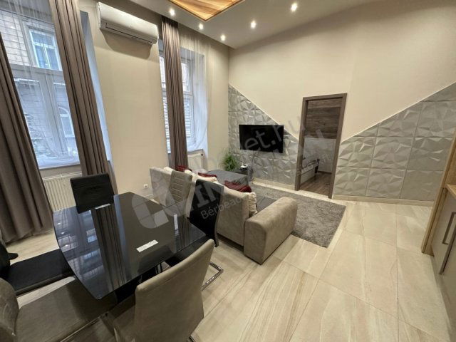 Kiadó téglalakás, albérlet, VI. kerületben, Jókai utcában