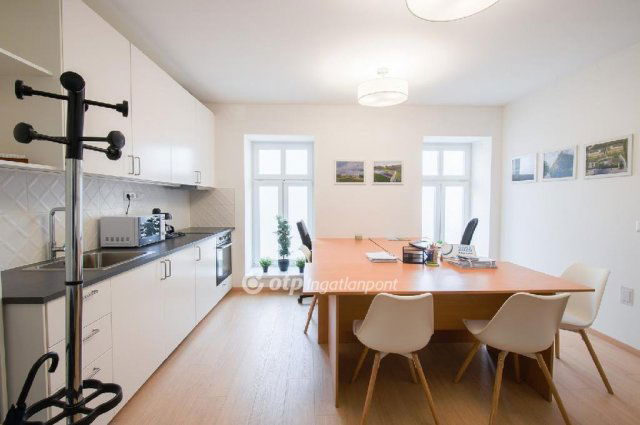 Eladó téglalakás, Balatonkenesén 60 M Ft, 2 szobás