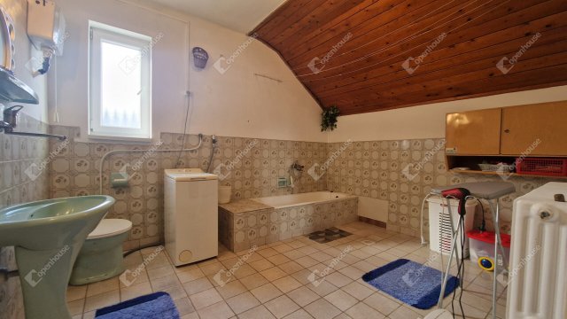 Eladó családi ház, Komáromban 62.9 M Ft, 4 szobás