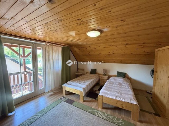 Eladó családi ház, Balatonfenyvesen 179.9 M Ft, 5 szobás