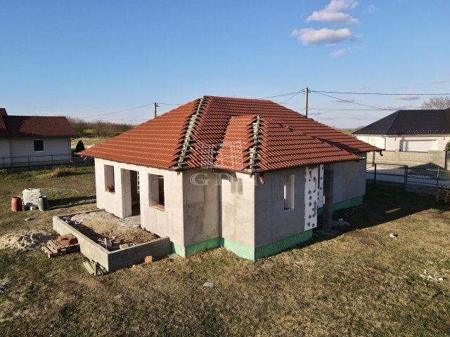 Eladó családi ház, Dányon 64.9 M Ft, 4 szobás