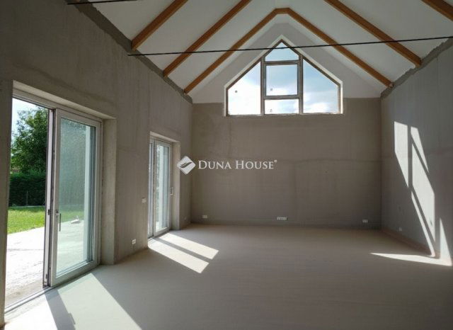 Eladó családi ház, Sukorón 269 M Ft, 7 szobás