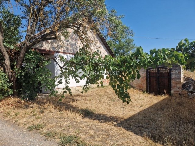 Eladó családi ház, Monoron 8 M Ft, 1 szobás