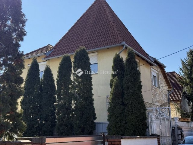 Eladó családi ház, Pécsett 135 M Ft, 7 szobás