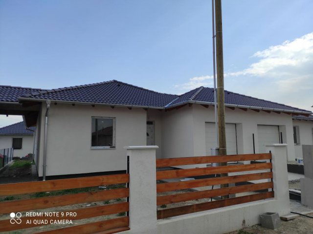 Eladó ikerház, Taksonyon 1.1 M Ft, 4+1 szobás