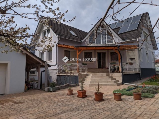 Eladó családi ház, Veszprémben 140.7 M Ft, 5 szobás