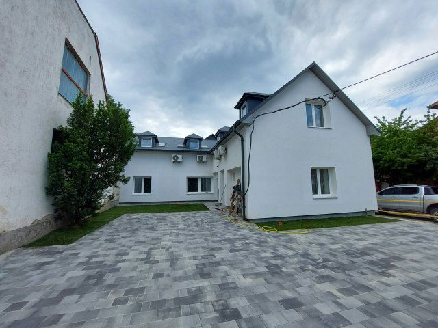 Eladó téglalakás, Esztergomban 240 M Ft, 10 szobás