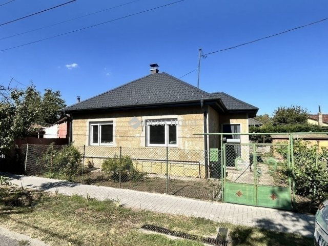 Eladó családi ház, Vecsésen 64.9 M Ft, 3 szobás