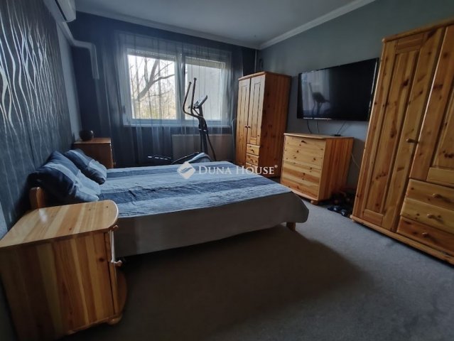 Eladó panellakás, Debrecenben 69.9 M Ft, 3 szobás