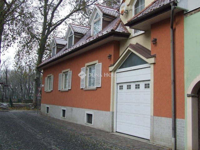 Eladó családi ház, Esztergomban 199.9 M Ft, 6 szobás