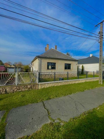 Eladó családi ház, Komáromban 52 M Ft, 3 szobás