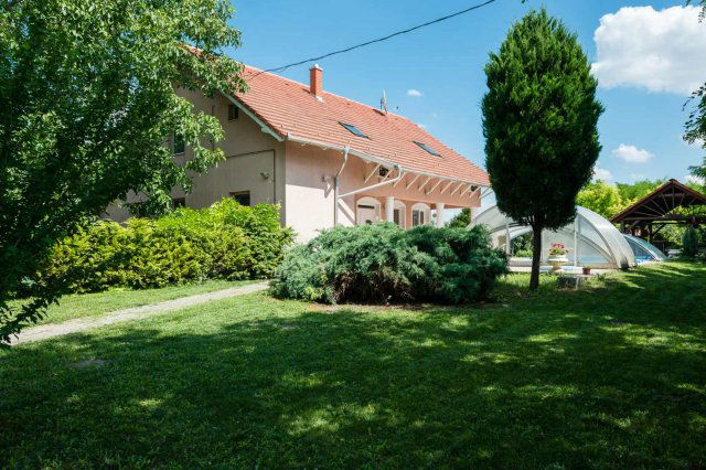 Eladó családi ház, Szatymazon 133 M Ft, 7 szobás