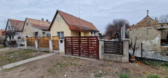 Eladó családi ház, Siófokon 25 M Ft, 2 szobás