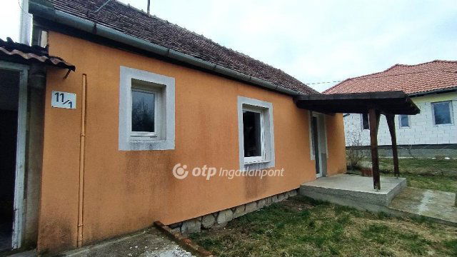 Eladó családi ház, Pécsett 19.9 M Ft, 2 szobás