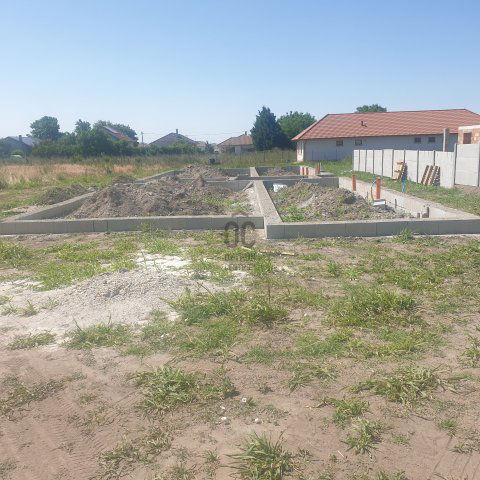 Eladó ikerház, Kiskunlacházán 59.5 M Ft, 4 szobás