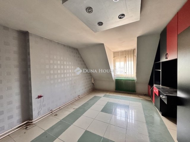 Eladó családi ház, Vácon 89.9 M Ft, 5 szobás
