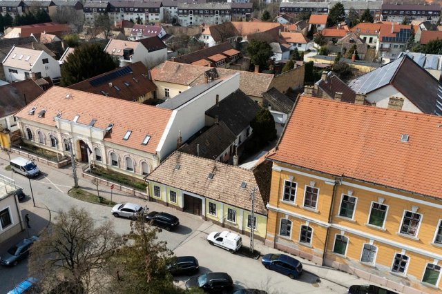 Eladó ikerház, Tatán 50 M Ft, 3 szobás / költözzbe.hu