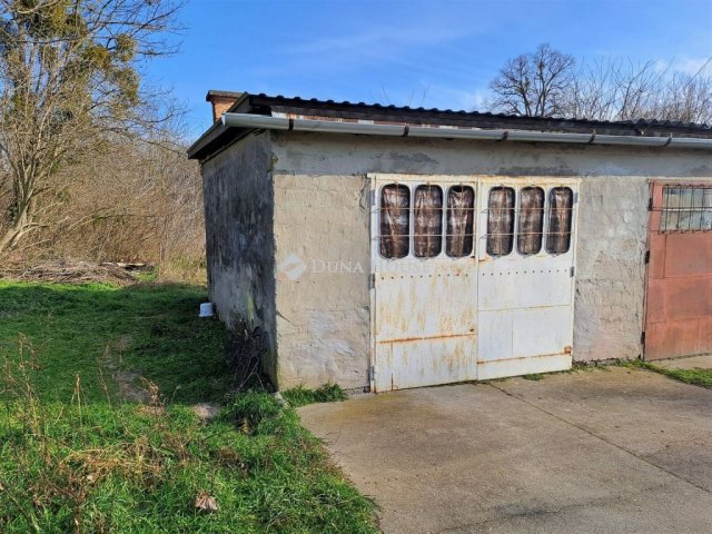 Eladó garázs, Mohácson, Újváros utcában 4.5 M Ft