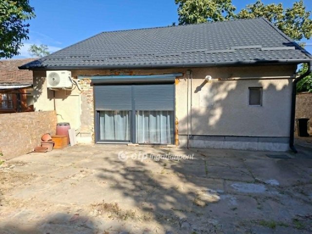 Eladó családi ház, Pécsett 68.9 M Ft, 3 szobás