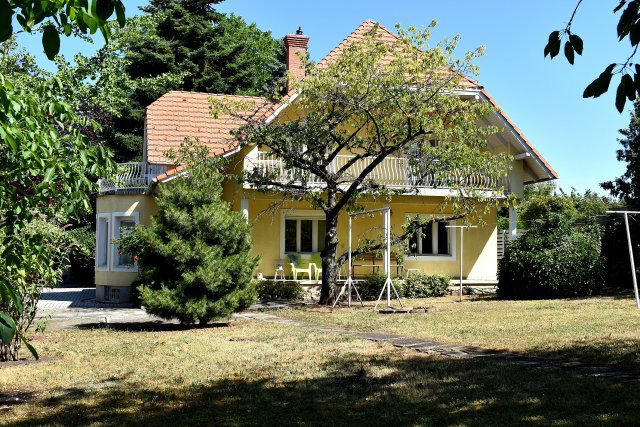 Eladó családi ház, Csopakon 215 M Ft, 8 szobás