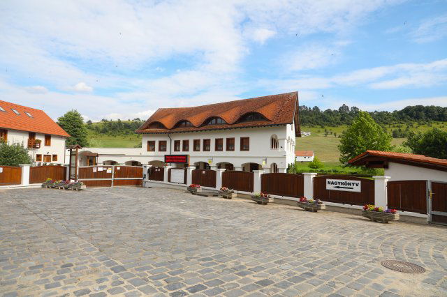 Eladó hotel, Szinpetrin 1409.96 M Ft / költözzbe.hu