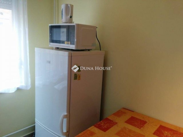 Kiadó téglalakás, albérlet, Pécsett, Sándor utcában, 1 szobás