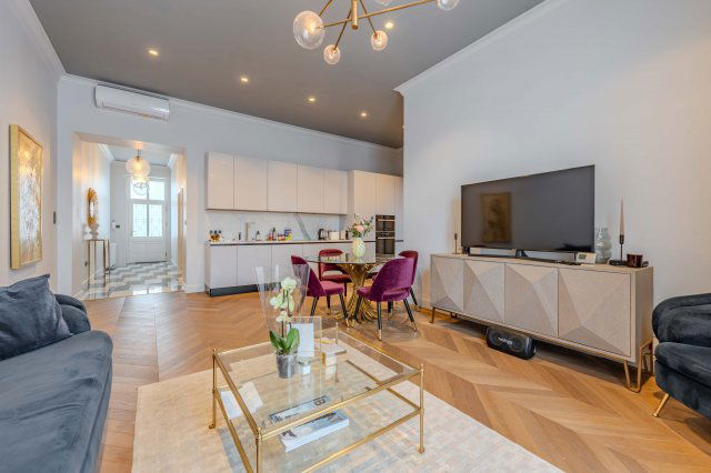 Eladó téglalakás, Budapesten, VI. kerületben, Andrássy úton