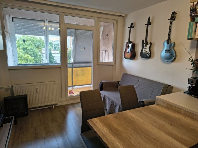 Eladó panellakás, Pécsett 42.3 M Ft, 3 szobás