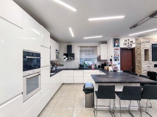 Eladó családi ház, Kiskunlacházán 450 M Ft, 9 szobás