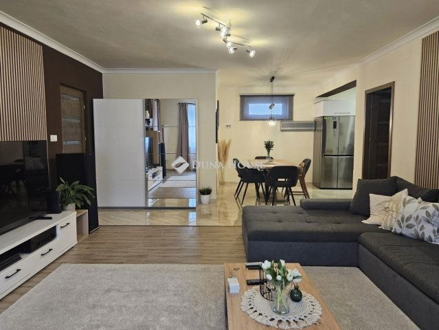 Eladó családi ház, Siklóson 99.9 M Ft, 4 szobás