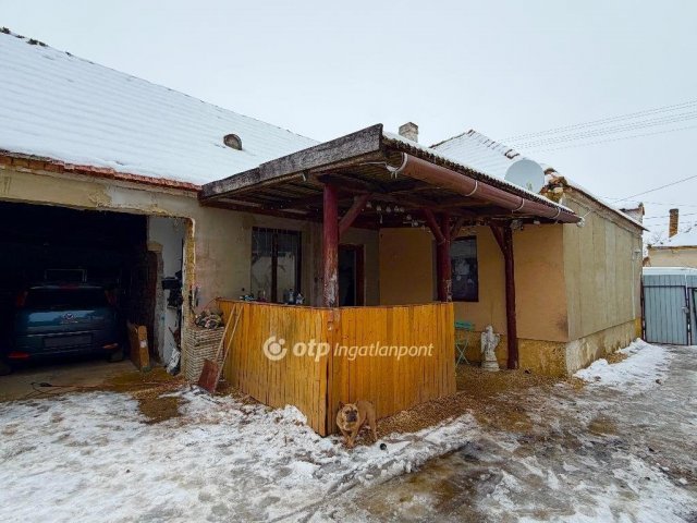 Eladó családi ház, Pápateszéren 19.99 M Ft, 3 szobás