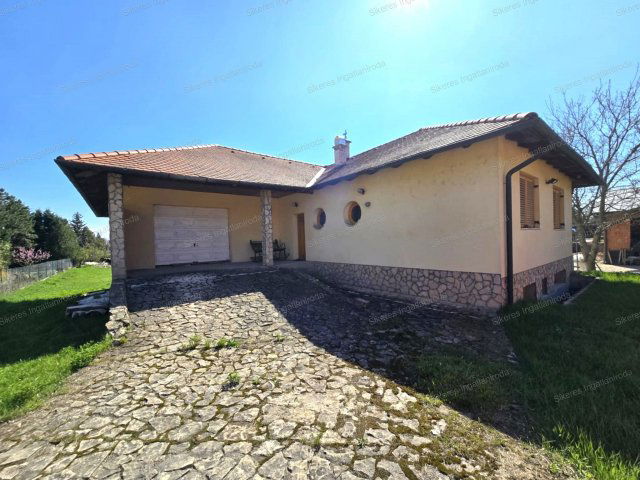 Eladó családi ház, Komáromban 131.2 M Ft, 6 szobás