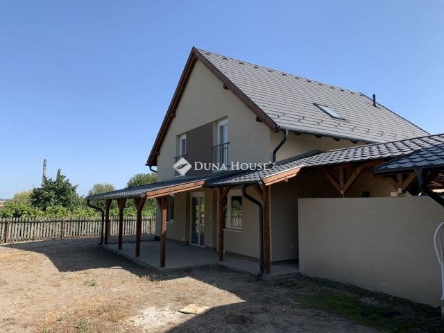 Eladó ikerház, Százhalombattán 135 M Ft, 5 szobás