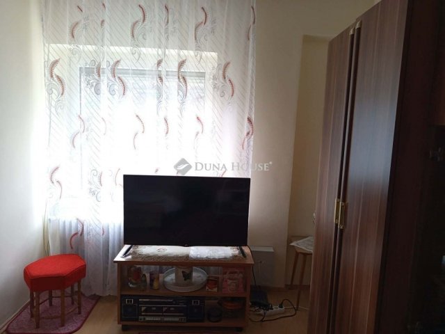 Eladó családi ház, Komlón 32 M Ft, 2 szobás