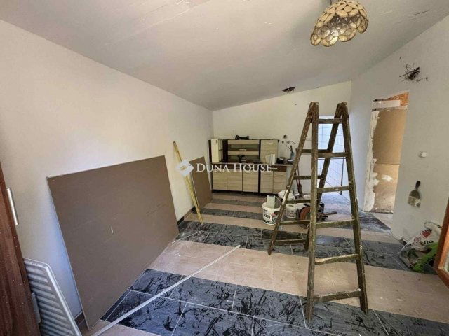 Eladó családi ház, Szegeden 8.9 M Ft, 2 szobás