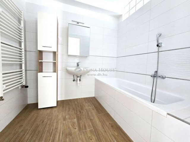 Kiadó téglalakás, albérlet, Pécsett 250 E Ft / hó, 3 szobás