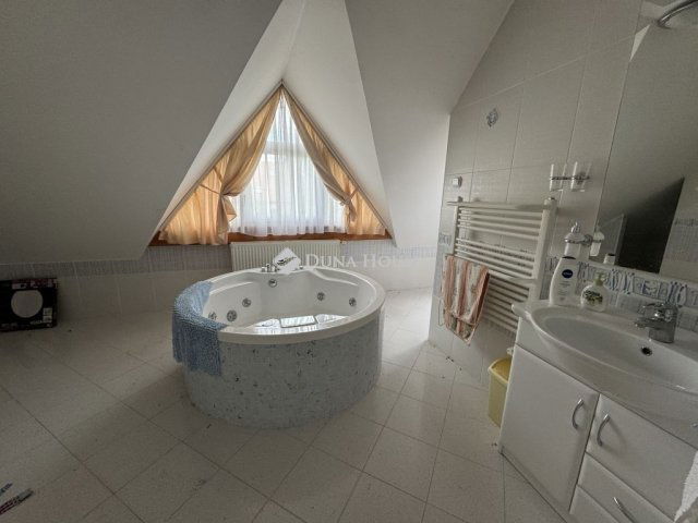 Eladó családi ház, Budakeszin 169.9 M Ft, 1 szobás