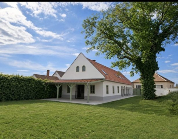 Eladó családi ház, Hegykőn 174.5 M Ft, 5+1 szobás