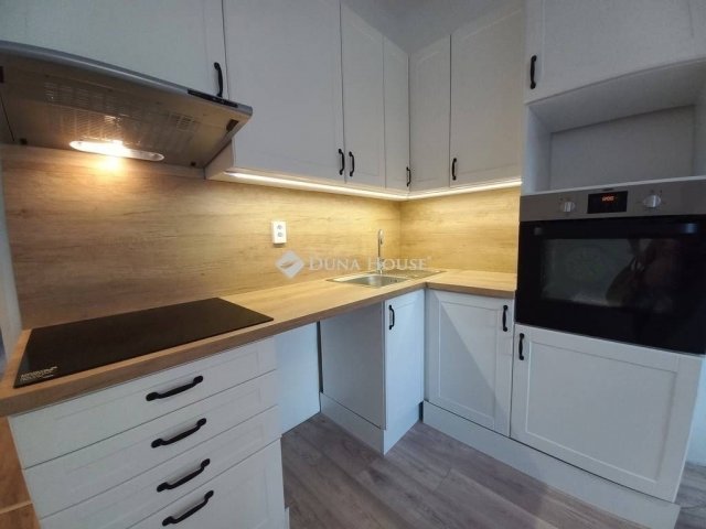 Eladó téglalakás, Pécsett 55.9 M Ft, 3 szobás