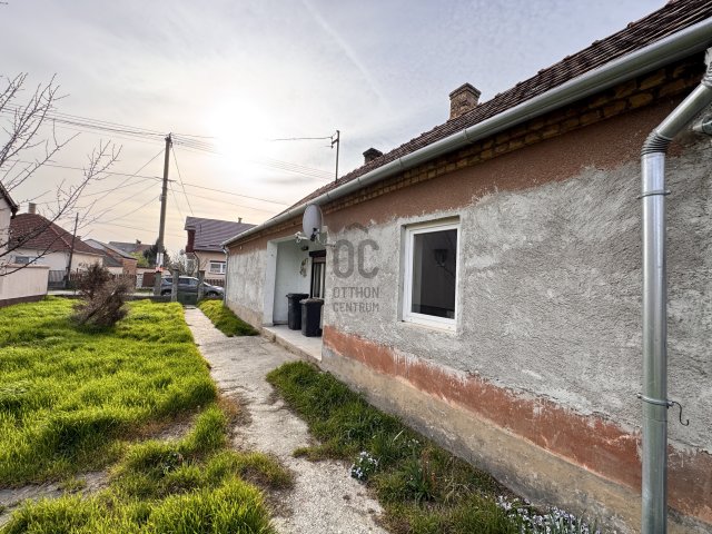 Eladó családi ház, Téten 25 M Ft, 2 szobás