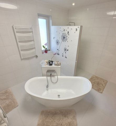 Eladó családi ház, Nagytarcsán 205 M Ft, 6 szobás