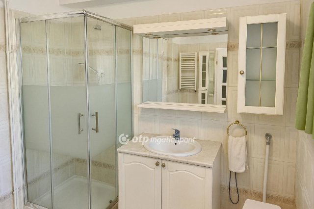 Eladó családi ház, Pencen 119.9 M Ft, 4+2 szobás